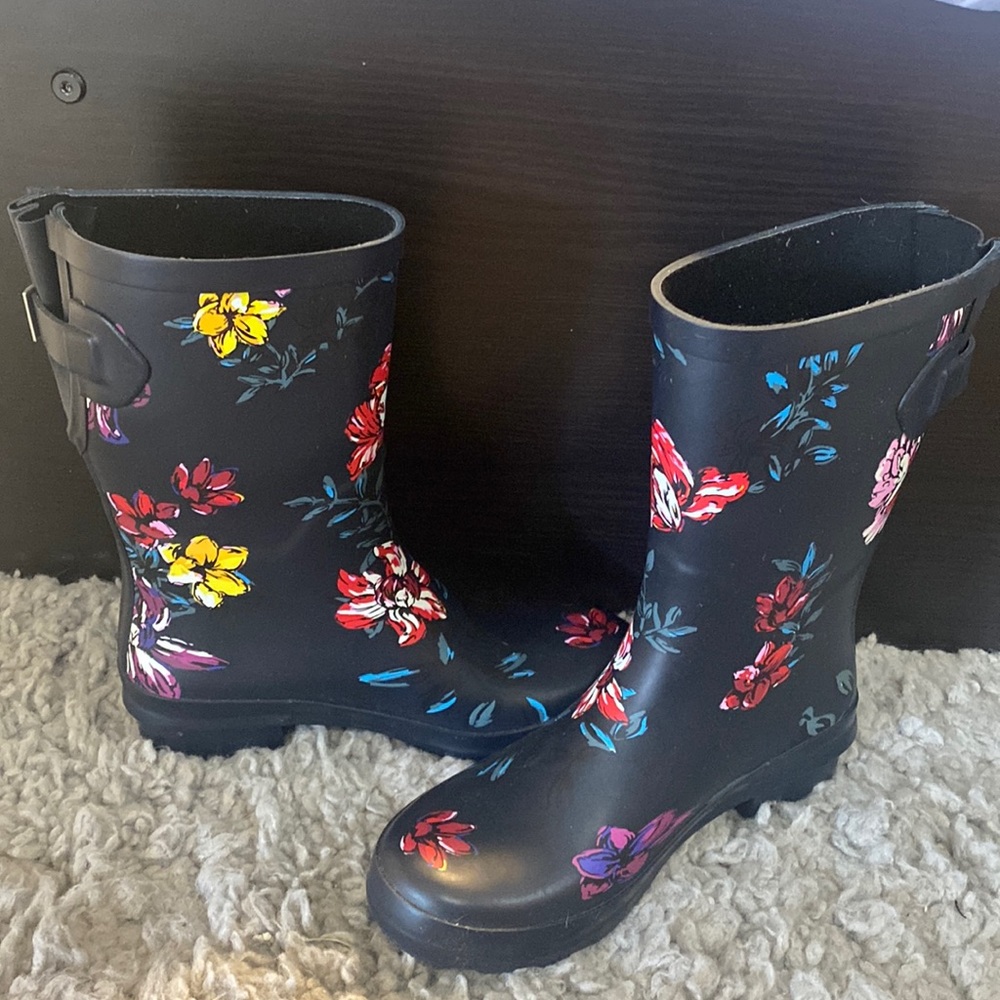 Women rain boots. Never worn. No box. Size 6